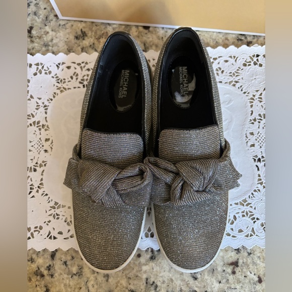 Michael Kors Almost New Willa Silver Glitter Sneakers Size 6.5 - Picture 8 of 15